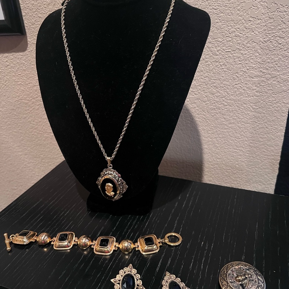 Classic Black Cameo Pendant Necklace set - Picture 3 of 5